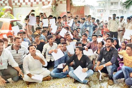 Mumbai: 150 failed students protest outside college 