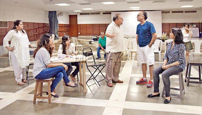 (Centre) Actors Rajit Kapoor and Deven Khote (in white) at a rehearsal of 12 Angry Jurors. Pic/Atul Kamble