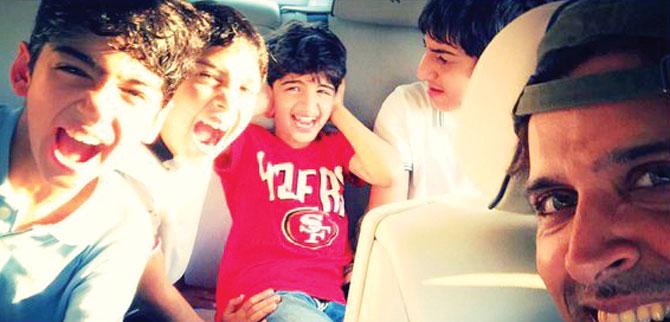 Hrithik seen with sons, Hrehaan and Hridhaan and their friends in this pic that he tweeted post the outing