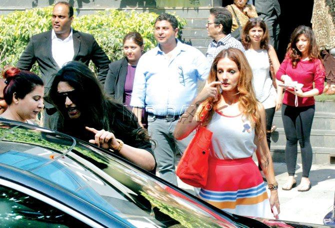 Sussanne Khan walks up to her car post lunch. Pics/Manav Manglani