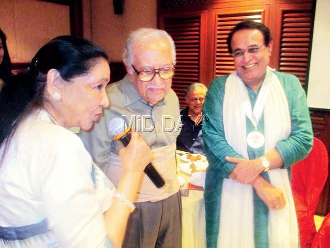 (Left to right) Asha Bhosle, Amin Sayani and Harish Sayani. Pic/Chaitanya Padukone
