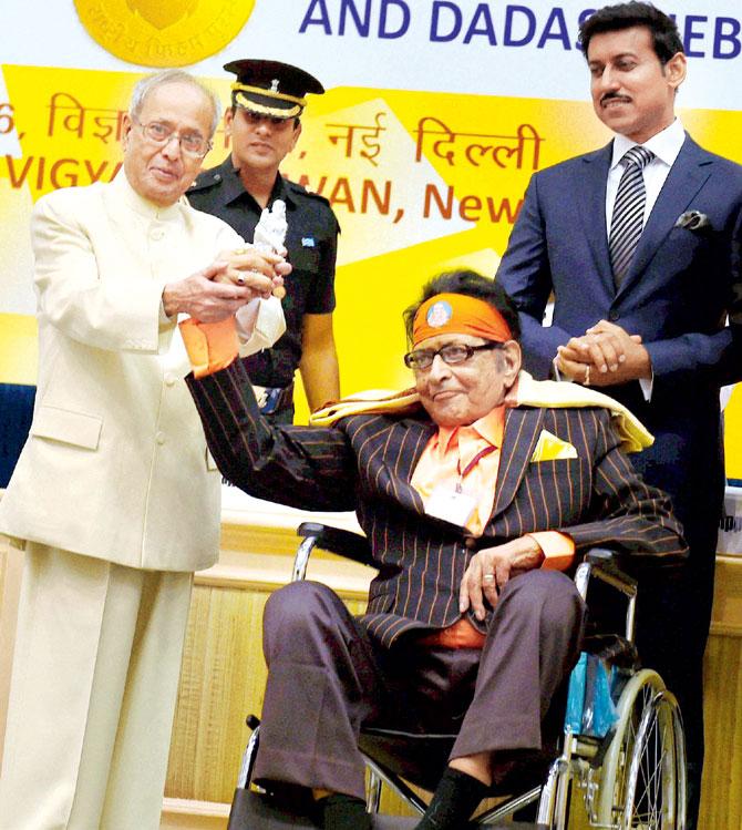 Manoj Kumar receives the Dadasaheb Phalke Award from President Pranab Mukherjee