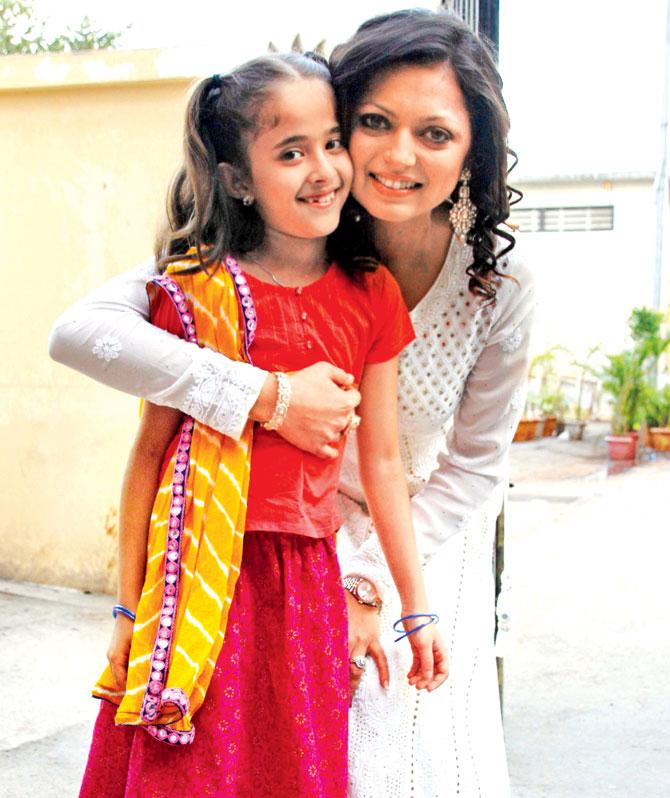 Drashti Dhami with child 