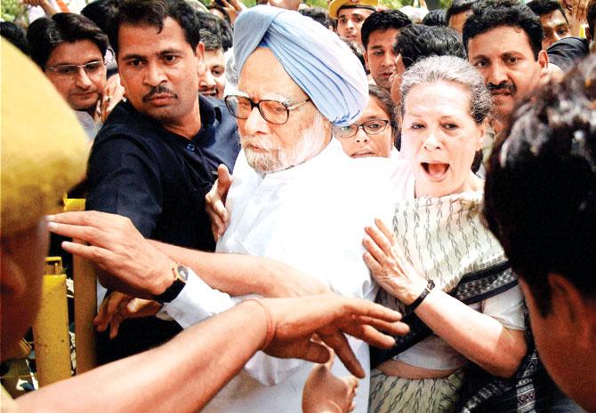 Sonia Gandhi and Manmohan Singh court arrest at Jantar Mantar yesterday