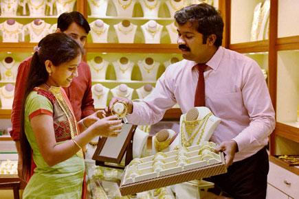 Mumbai celebrate 'Akshay Tritiya' by buying gold