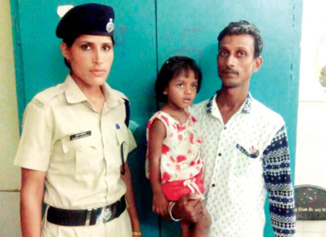 Alfina flanked by RPF cop Pushpa Mehariya and father Habib Shaikh