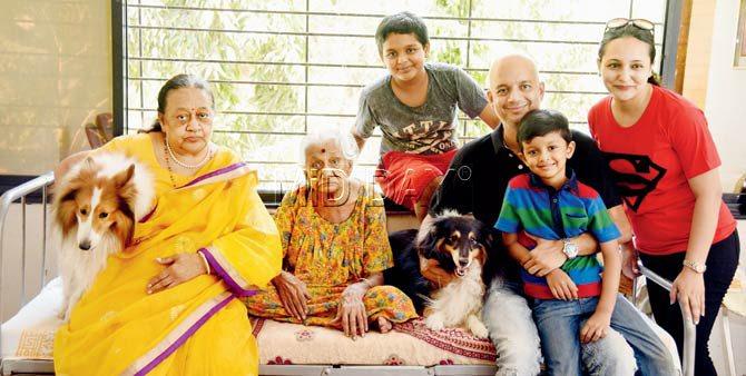 Banavalikar (centre) with daughter Jyoti Honawar (left), grandson Ashish (second from right) and his family. Pic/Nimesh Dave