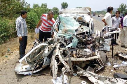Entire family of 6, driver die as car collides head-on with bus in Pune