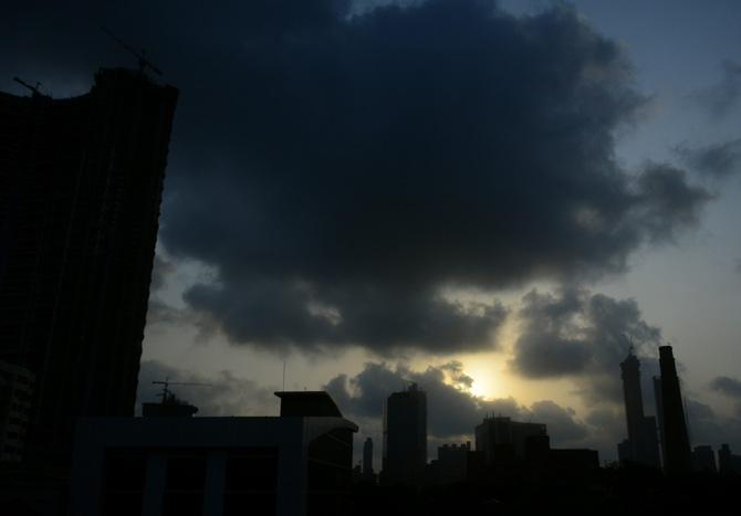 Clouds cover the Mumbai sky on Friday evening at Parel. Pic/Bipin Kokate