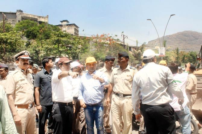 Thane Municipal Corporation chief Sanjeev Jaiswal (brown cap) with Thane police commissioner Parambir Singh and other TMC officials