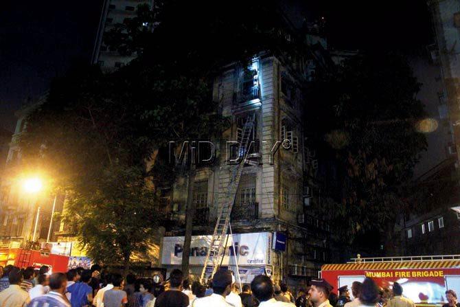 The fire brigade officials said the fire at Nusser building did not injure anyone, even though trapped people suffered from breathing problems. Pic/Ajinkya Sawant