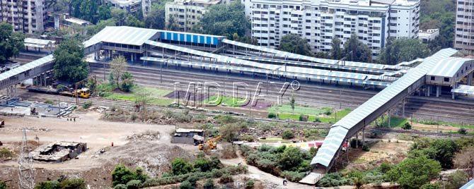 The railways had first called tenders for Oshiwara railway station way back in July 2006 but work actually began only in 2007. Pics/Nimesh Dave