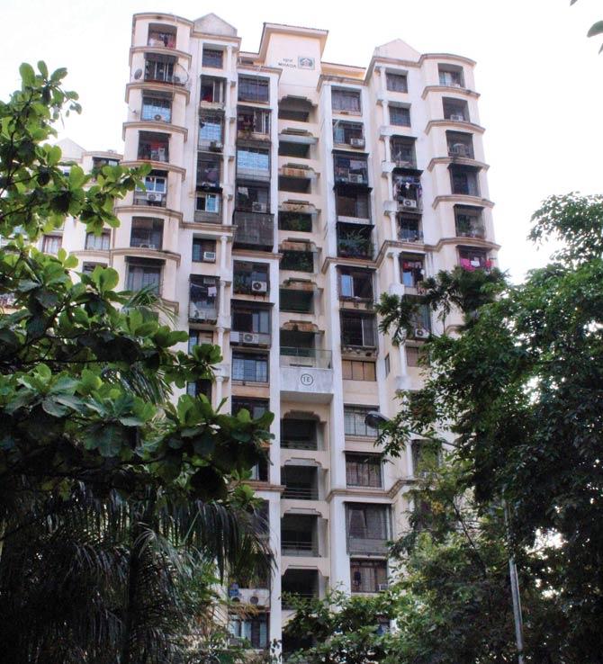 37-year-old Nitin Nair plunged to his death from this building at Lokhandwala circle, right after a resident called the police to complain he was harassing her. Pic/Tehniyat Fatima