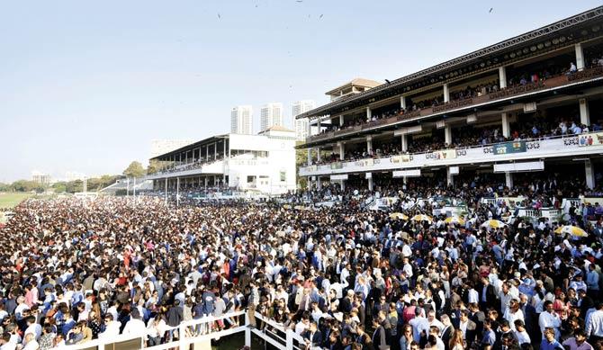Crowds at the Mahalaxmi Racecourse on Derby day