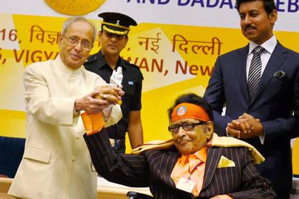 President confers Phalke Award to Bollywood legend Manoj Kumar