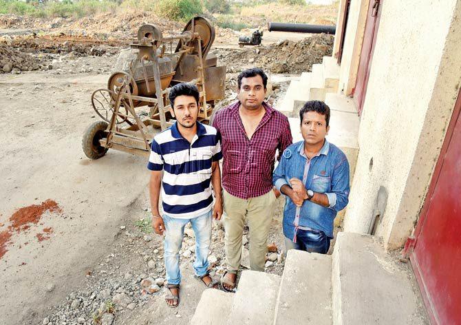 Salim Charania (in centre) of PAWA and Mira Road resident Shubhang Sharma (in tee) near the spot where 15-20 dogs were found poisoned on May 6. Pic/Nimesh Dave