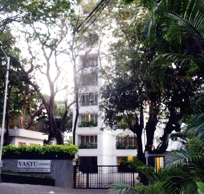 Ranbir Kapoor has reportedly bought a house on the seventh-floor of the Vastu building in Pali Hill. Pic/Bipin Kokate
