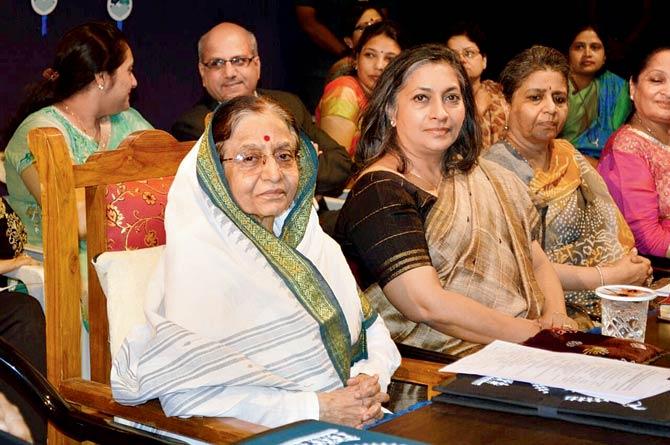 Pratibha Patil (l) at the Shamrao Kalmadi School Auditorium, Kothrud at the UWA event