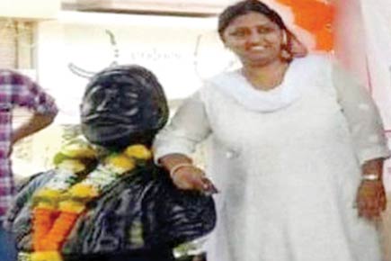 Mumbai: Corporator regrets posing with hand on Shivaji's shoulder