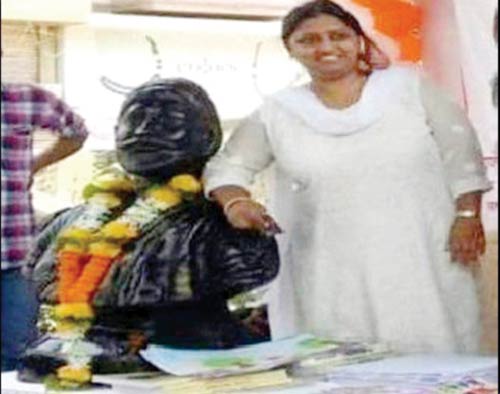 BJP corporator Rajeshri Shirwadkar posing with the statue at an event