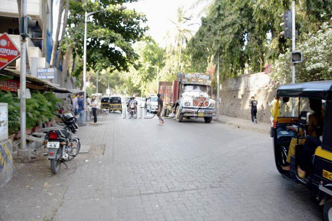 Reservoir Road in Malad, Wasri Hill Road in Goregaon and Guru Gobind Singh Road in Andheri are among the five roads sampled by the BMC as part of the roads enquiry. Pics/Pradeep Dhivar