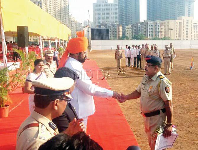 On Maharashtra Day, yesterday, Uday Palande was felicitated with the Director General of Police Insignia award at the hands of Guardian Minister Eknath Shinde for his bravery in police work. Pic/Navneet Barhate