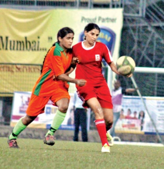 Pune striker Hiba Faquih (right) is tackled by a Nagpur defender during their inter-district semi-final at Cooperage yesterday