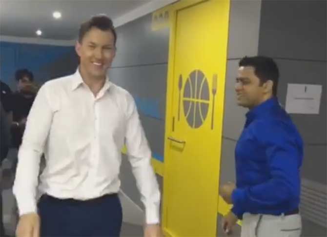 Brett Lee and Aakash Chopra enjoy a game of cricket in between commentating on the IPL 9