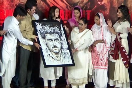 Omung Kumar gifts handmade painting of Sarabjit to sister Dalbir Kaur