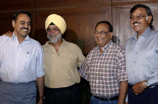 Indian spin bowlers Bhagwat Chandrasekhar (L), Bishen Singh Bedi (2nd from L), Erapalli Prasanna (third from left) and Srinivas Venkatraghavan (R) pose in Calcutta 30 May 2003. The Board of Control for Cricket in India (BCCI) organised a meeting of the spin bowlers of past and present.