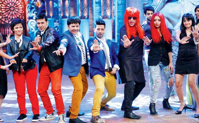 Harmeet Singh (second from left), Manmeet Singh (fourth from left) and Jasmine Sandlas (second from right) shake a leg with the show’s crew  