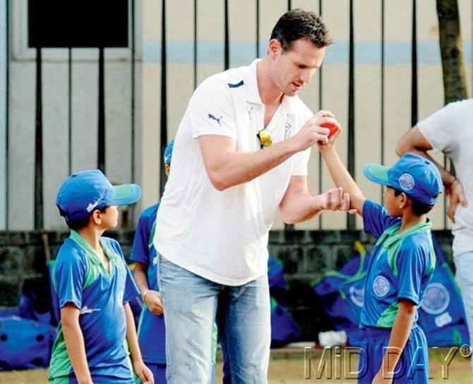 Shaun Tait gives bowling tips to kids at the Hiranandani Foundation School in Powai in 
