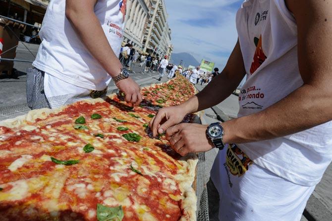 Neapolitan pizza makers attempt to make the world