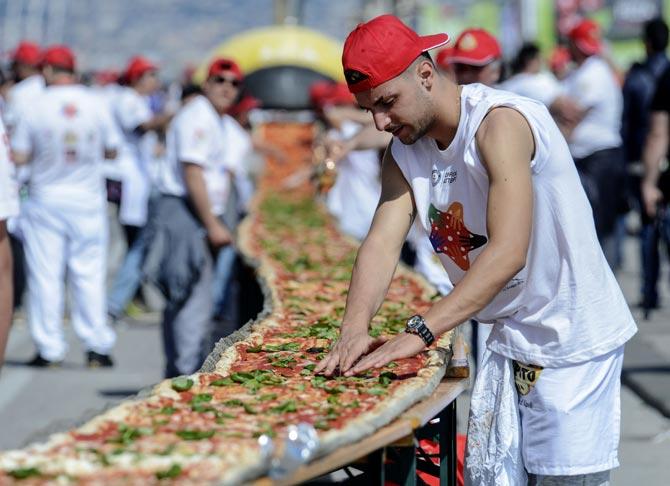 Neapolitan pizza makers attempt to make the world