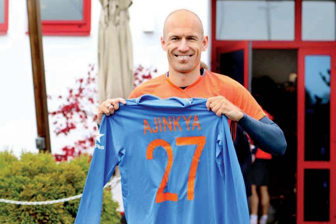 Arjen Robben with Rahane’s jersey. Pic/Bayern Munich’s Facebook page