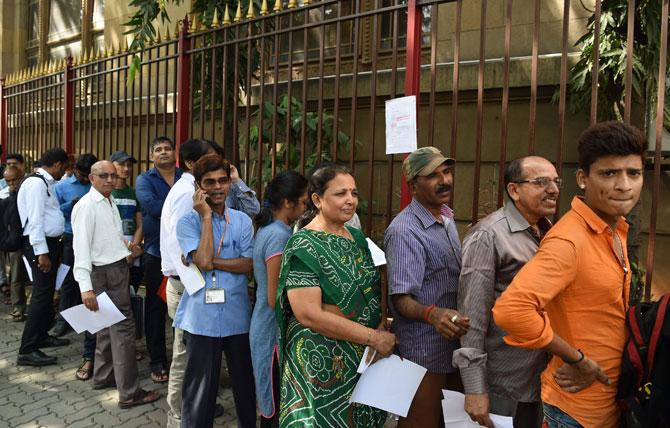 Chaos as crowds mob banks, post offices to change currency in Mumbai