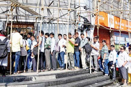 Confusion, chaos, tiffs as Mumbai queues up to exchange cash