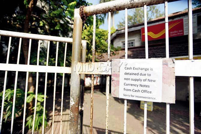 A notice pasted outside a post office in Vile Parle citing unavailability of new currency notes. Pic/Ashish Rane