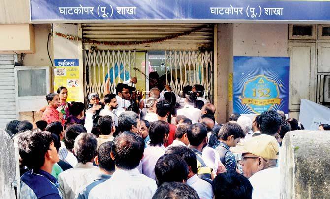 People crowd outside an ATM at Ghatkopar (E) in Mumbai. Pics /Sayyed Sameer Abedi