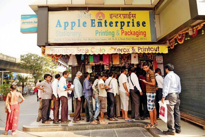 Xerox centres saw long queues after banks demanded photocopies of official documents to get old notes exchanged. Pic/Suresh Karkera