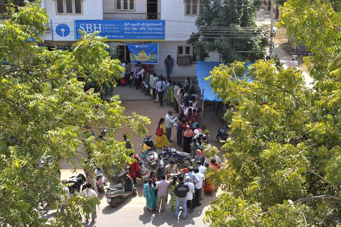 People queue to exchange old 500 and 1000 INR notes and deposit money at a bank in Hyderabad. Pic/ AFP