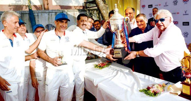 Farokh Engineer (right) presents the 1886 Trophy to winning captain Kaizaad Wadia. Pic/Sayyed Sameer Abedi