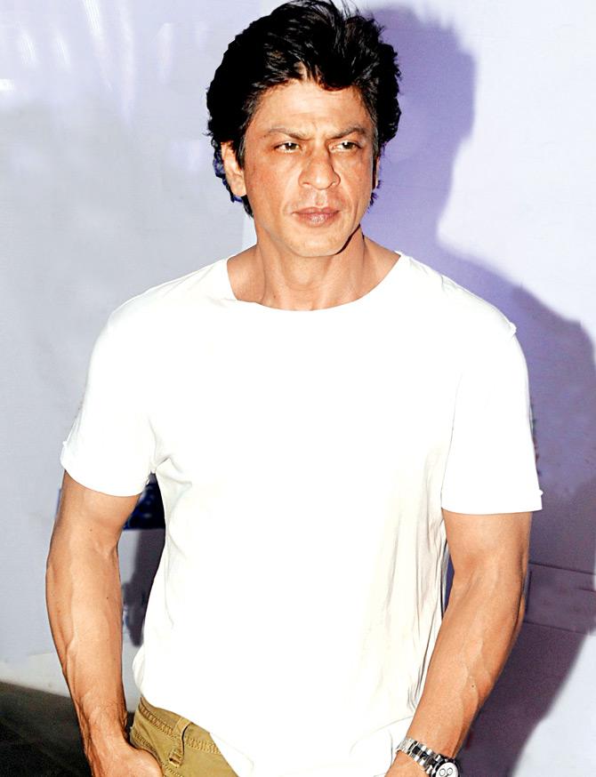 Shah Rukh Khan strikes his signature pose as he greets fans outside  'Mannat' on Eid | Hindi Movie News - Bollywood - Times of India