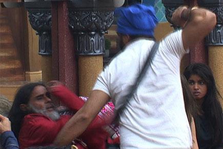 'Bigg Boss 10' Day 29: Manu Punjabi physically assaults Om Swami
