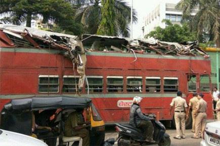 Double decker bus rams tree in Bandra-Kurla Complex, 6 injured