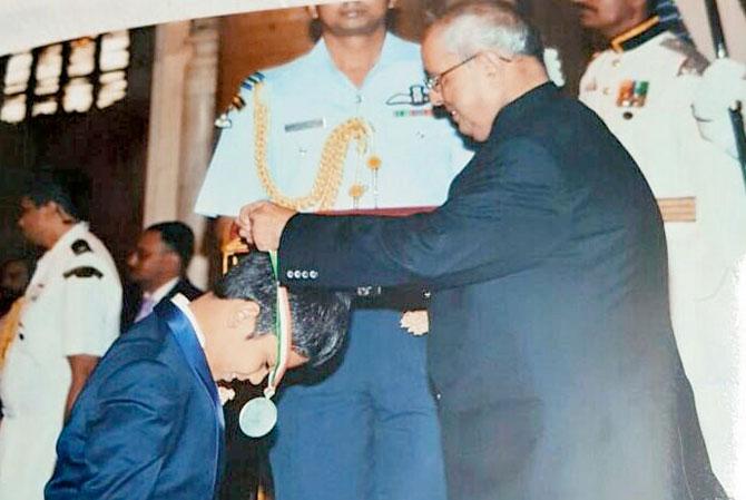 Dev Shah receives his award from President Pranab Mukherjee