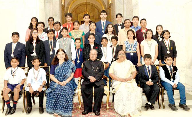 President Pranab Mukherjee (centre) with the National Child Award  winners in New Delhi yesterday. Pic/Rashtrapati Bhavan Twitter 