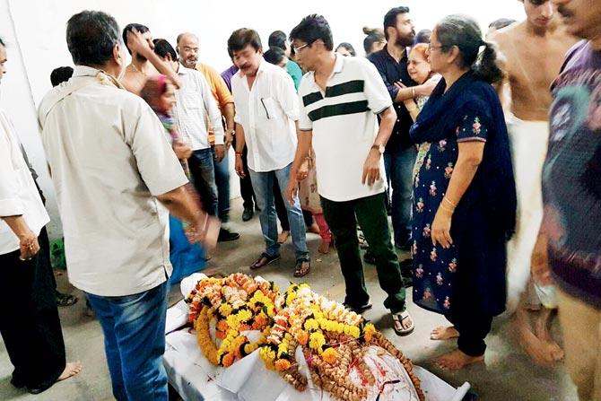 Relatives gather for actor Mukesh Rawal’s funeral in Kandivli  