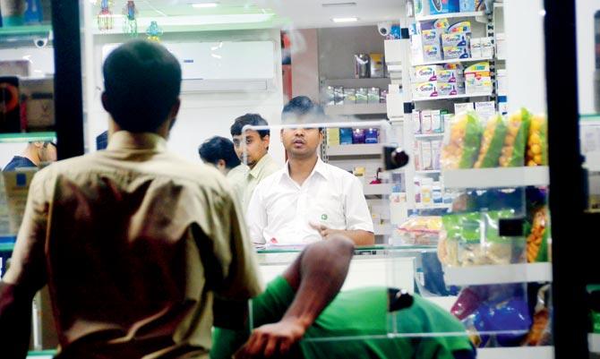 There have been complaints of private medical stores refusing the banned notes