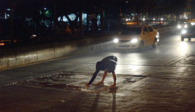 Youths spray question marks on Mumbai roads. Here
